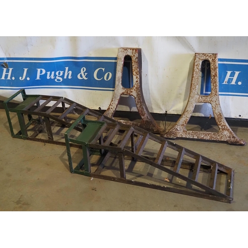 186 - Cast iron table legs and ramps