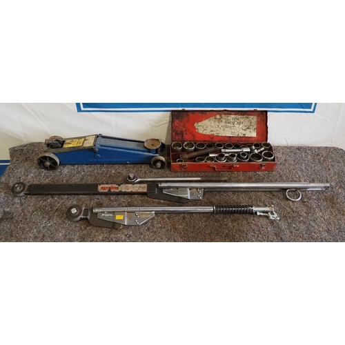 263 - HGV socket set with 2 heavy duty torque wrenches and trolley jack