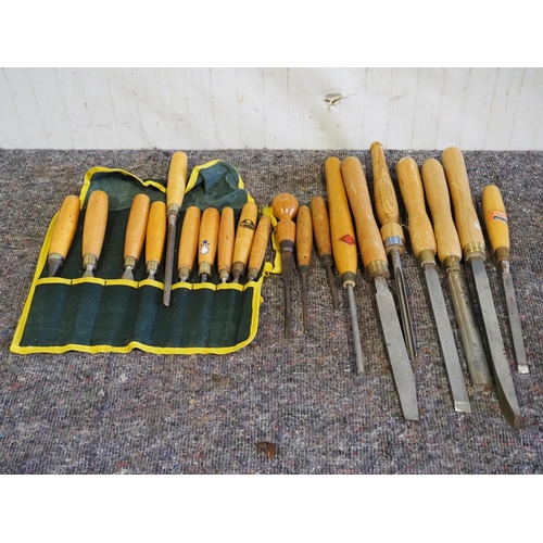 453 - Assorted chisels and gouges to include Marples