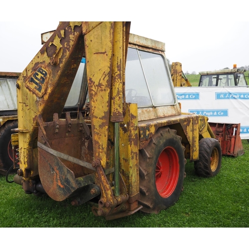 46 - JCB 3C. With 4 in one bucket, backhoe and 2ft bucket sn 3960776. Reg. DCD 674L. Runs and drives.