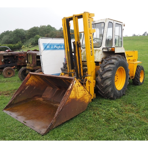73 - Climax TT2.5 fork lift. With pallet tines and bucket, showing 6545 hours. Runs, clutch stuck.