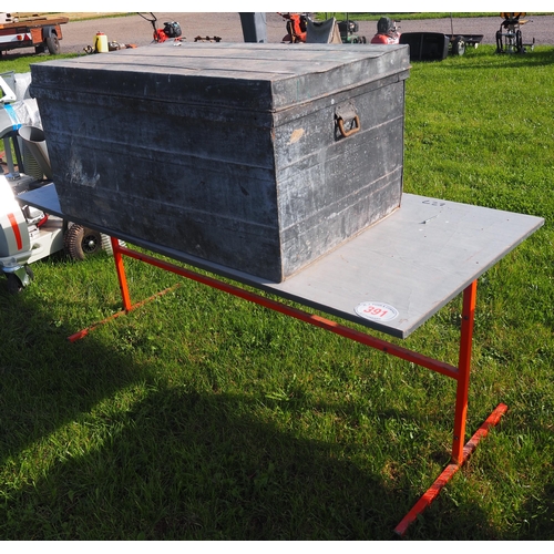 391 - Metal table and tin trunk