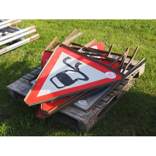 393 - Quantity of road signs