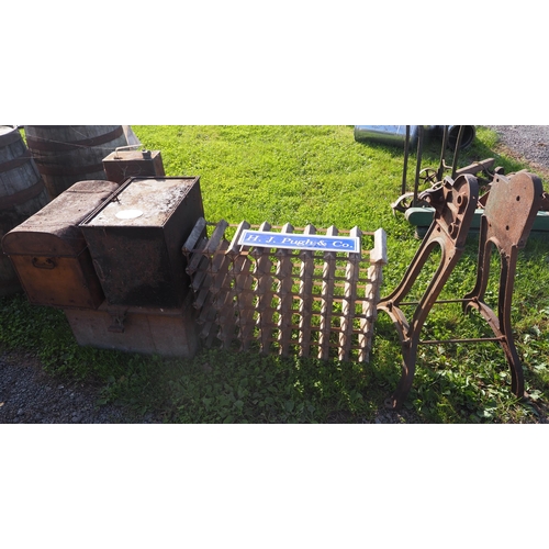 402 - Quantity of cast iron items