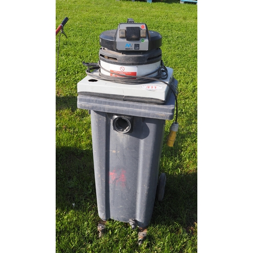 411 - Industrial vacuum