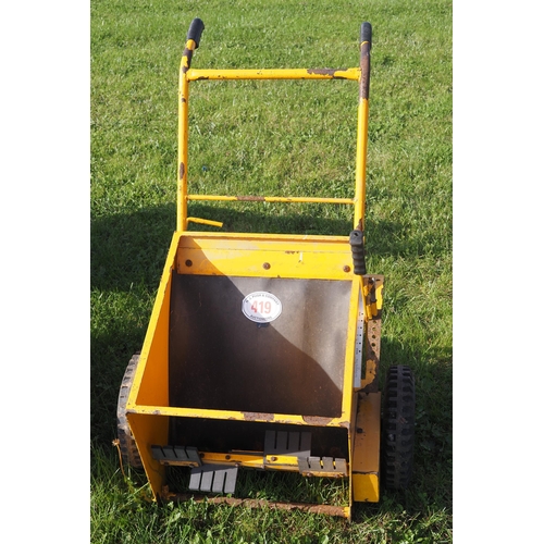 419 - Pedestrian gritter