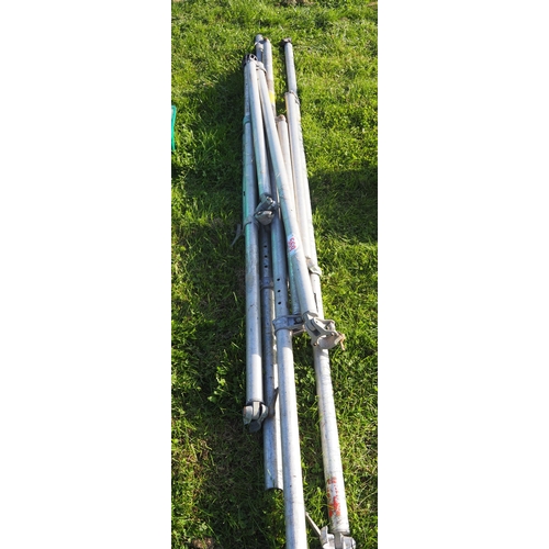 569 - Scaffold poles