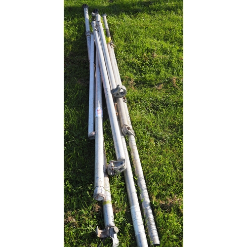 571 - Scaffold poles