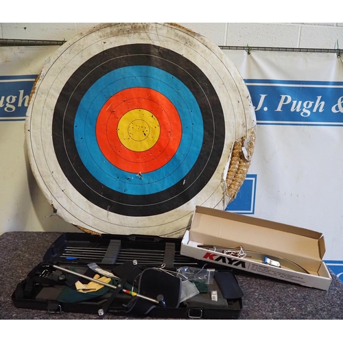 770 - Bow and arrow set with arrows and target