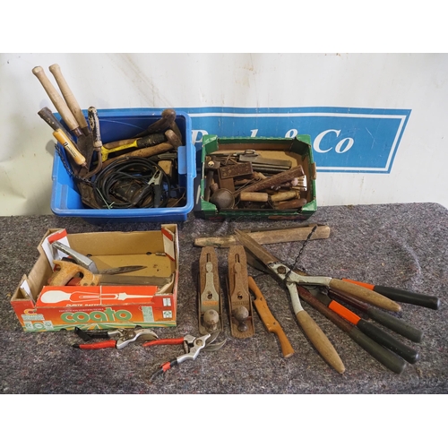 784 - Assorted hand tools to include Stanley and Marples planes