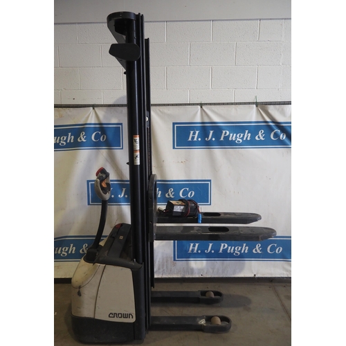 1876 - Crown 3000 series electric pallet lift truck with charger