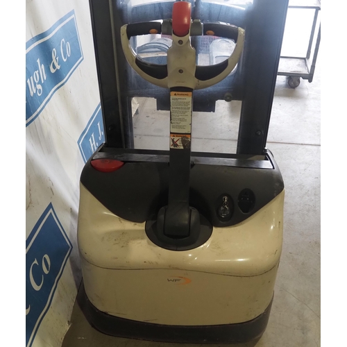 1876 - Crown 3000 series electric pallet lift truck with charger