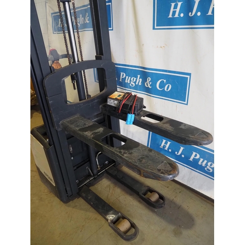 1876 - Crown 3000 series electric pallet lift truck with charger