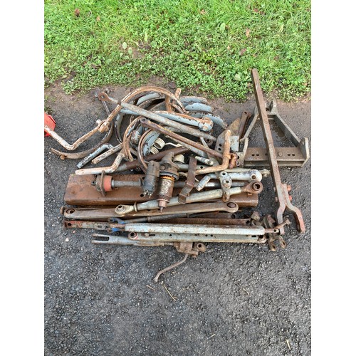 621 - Miscellaneous Ferguson top links, drawbars, etc.