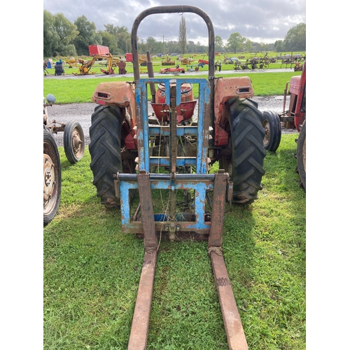 814 - Massey Ferguson 135 tractor. Not been running in 3 years. Fitted with rear pallet tine mast, off loc... 