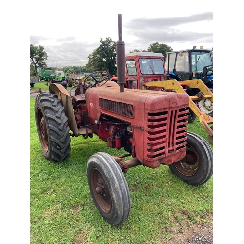 810 - International B-275 tractor. Runs and drives. Good tyres. S/n 45604