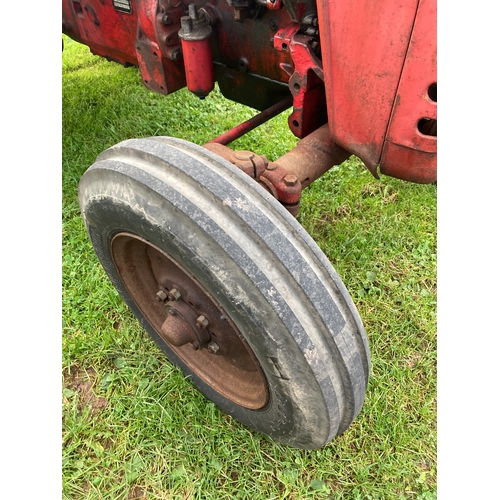 810 - International B-275 tractor. Runs and drives. Good tyres. S/n 45604