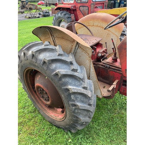 810 - International B-275 tractor. Runs and drives. Good tyres. S/n 45604