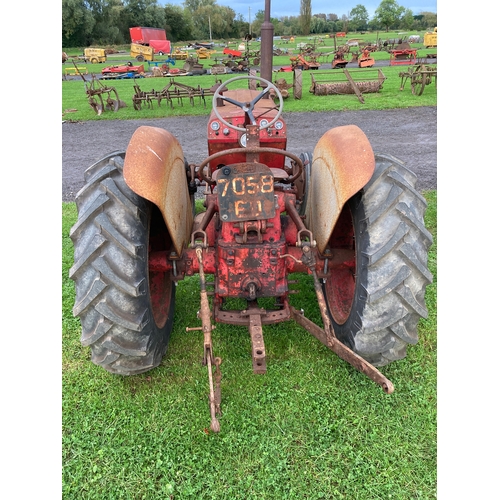 810 - International B-275 tractor. Runs and drives. Good tyres. S/n 45604