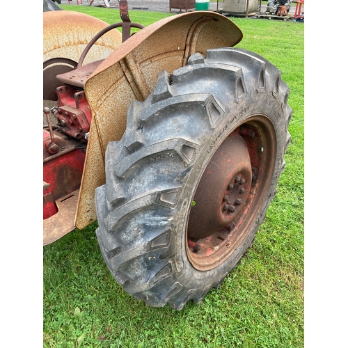 810 - International B-275 tractor. Runs and drives. Good tyres. S/n 45604