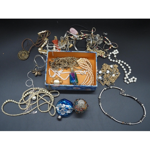 221 - Perfume bottles and assorted costume jewellery to include pearl necklaces