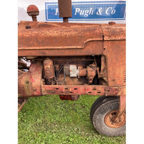 800 - International Farmall 'H' 3 wheel row crop tractor. Original condition, good runner. Ex Lincolnshire... 