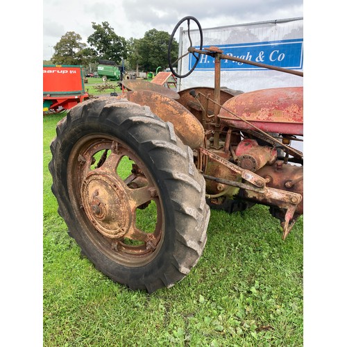 800 - International Farmall 'H' 3 wheel row crop tractor. Original condition, good runner. Ex Lincolnshire... 