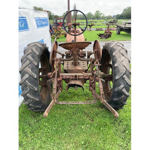 800 - International Farmall 'H' 3 wheel row crop tractor. Original condition, good runner. Ex Lincolnshire... 