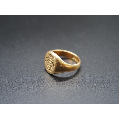 198 - 18ct Gold oval signet ring. Approx. 8.7g