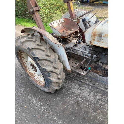 142 - David Brown 780 Selectamatic tractor. Engine turns over. Fitted with power steering and roll over fr... 