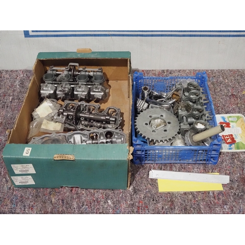 113 - Honda CB400 engine parts to include carburettors, cylinder head, etc.