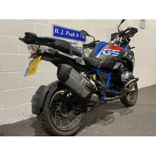 897 - BMW 1200 GS Rallye motorcycle. 2018. 1200cc.
Runs and rides, stored in garage, keyless ignition, two... 