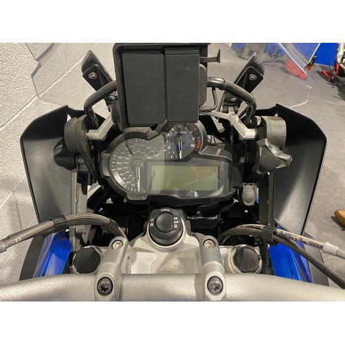 897 - BMW 1200 GS Rallye motorcycle. 2018. 1200cc.
Runs and rides, stored in garage, keyless ignition, two... 