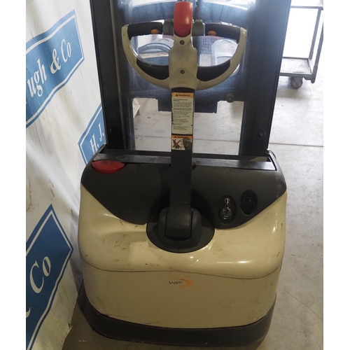 482 - Crown 3000 series electric pallet lift truck with charger
