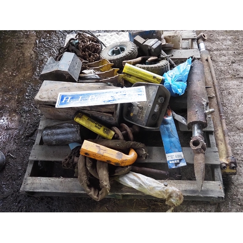 105 - Tractor spares, chain, vice and weight