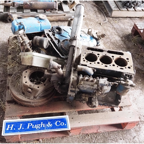 126 - Fordson Dexta engine parts