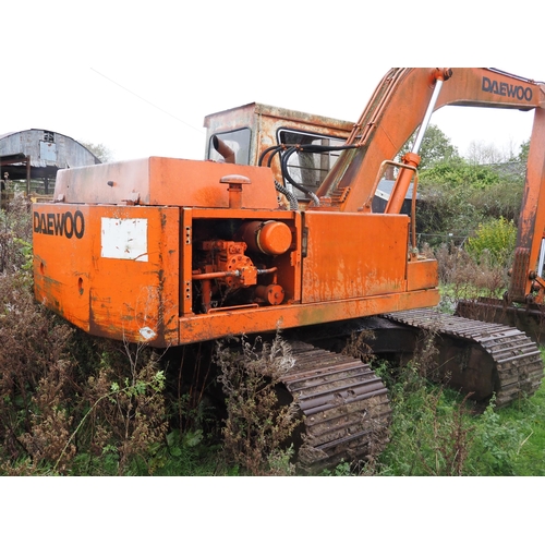 201 - Daewoo HE130 360 digger. Runs and drives. C/w spare buckets