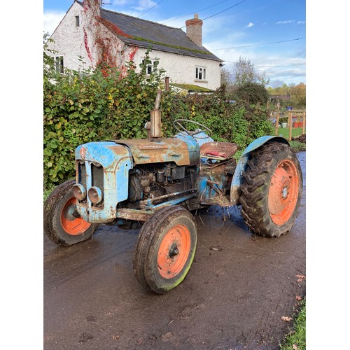 140 - Fordson Dexta tractor. Engine seized, good restoration project. No docs