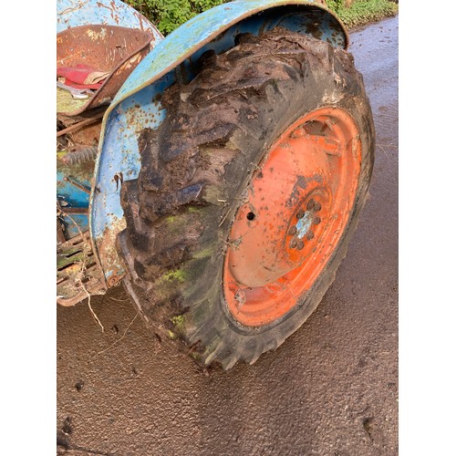 140 - Fordson Dexta tractor. Engine seized, good restoration project. No docs