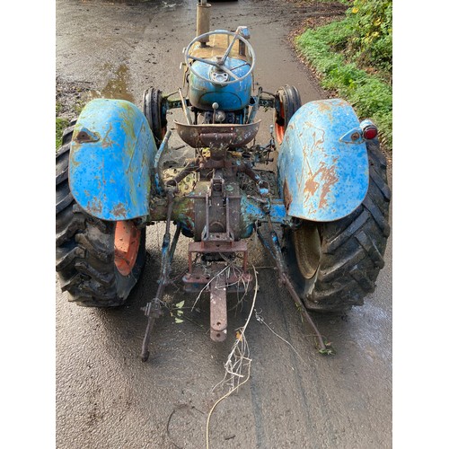 140 - Fordson Dexta tractor. Engine seized, good restoration project. No docs