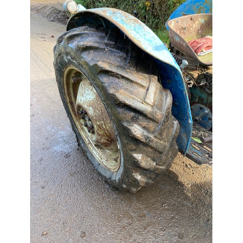 140 - Fordson Dexta tractor. Engine seized, good restoration project. No docs