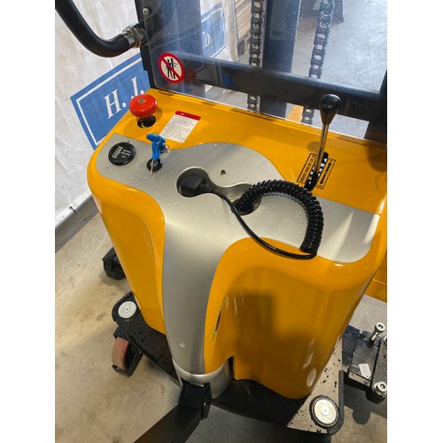 526 - Electric pallet lift truck with charger