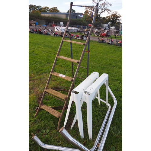 110 - Table base, bull bar, ladder and wire