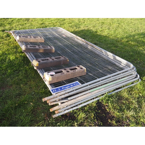 318 - 8 Heras fence panels and 4 bases