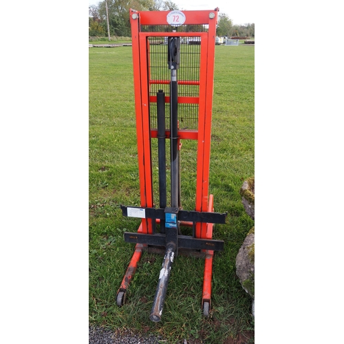 72 - Hydraulic pallet lifter