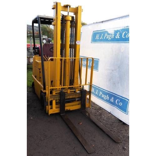 1471 - Caterpillar gas fork lift. Runs, 6514 hours showing. Key in office