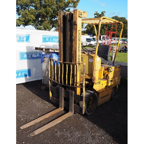 1556 - Conveyancer H416 electric forklift. C/w charger