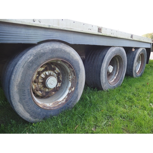 1609 - Low loader triaxle trailer, air brakes. 28ft