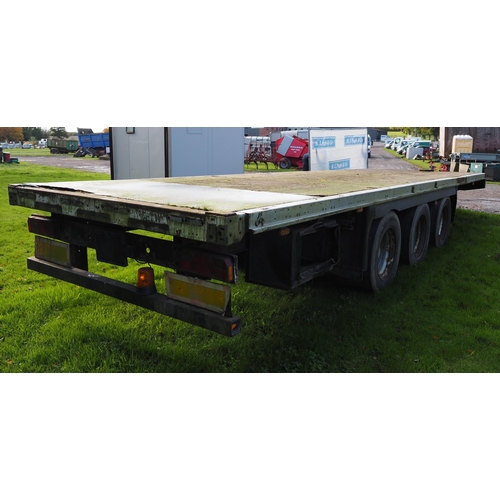 1609 - Low loader triaxle trailer, air brakes. 28ft