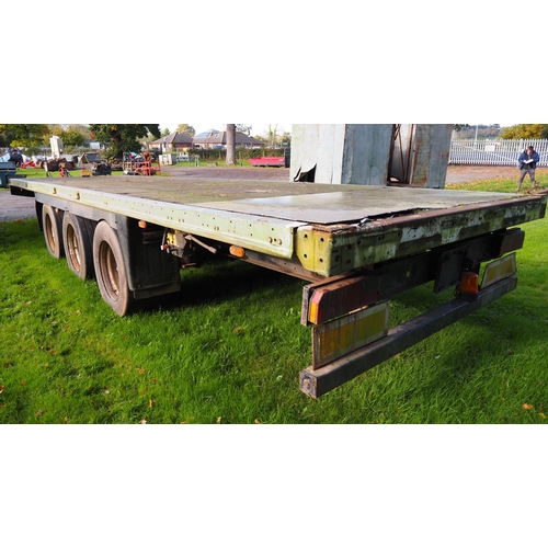 1609 - Low loader triaxle trailer, air brakes. 28ft